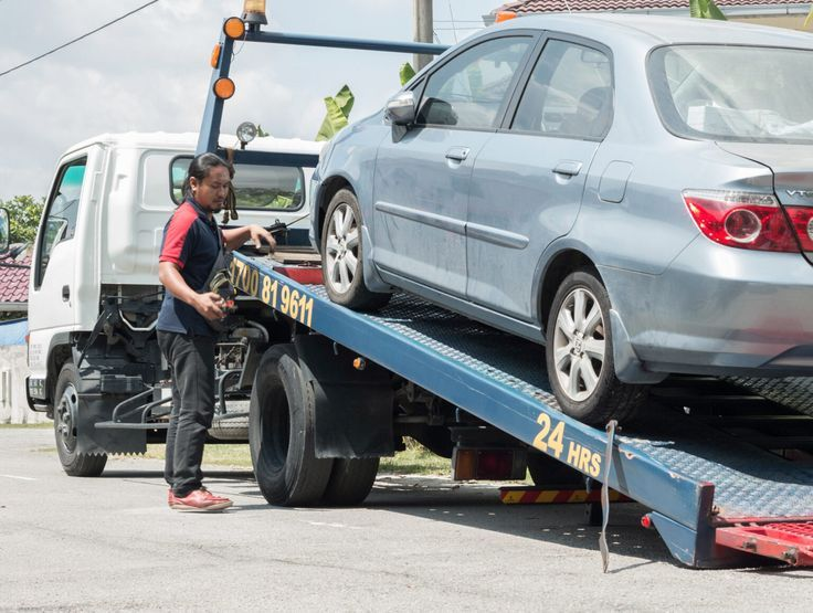 Operador Serviruta llegando y cargando un sedán en grúa 24 horas
